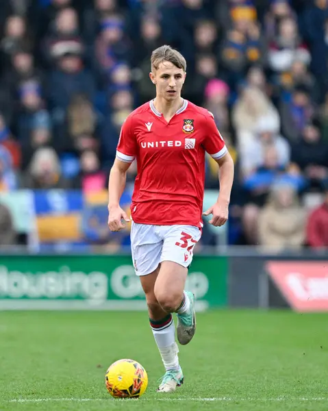 Wrexham 'dan Max Cleworth, 7 Ocak 202' de Croud Meadow, Shrewsbury, Birleşik Krallık 'ta oynanan üçüncü tur müsabaka Shrewsbury Town - Wrexham maçında topu ileri attı.