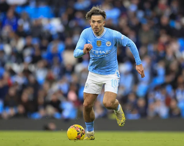 Manchester City 'den Jack Grealish, 7 Ocak 202 tarihinde Etihad Stadyumu' nda Manchester City ile Huddersfield Town arasındaki FA Cup üçüncü tur karşılaşmasında topla koşuyor.