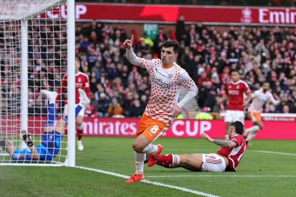 Blackpool 'dan Albie Morgan, 7 Ocak 202 tarihinde Nottingham City Ground, Nottingham, İngiltere' de oynanan üçüncü tur şampiyonluk maçında 0-2 'lik galibiyetini kutluyor.