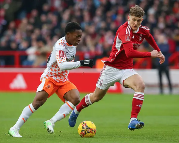 Blackpool 'dan Karamoko Dembl, 7 Ocak 2024 tarihinde Nottingham City Ground, Nottingham, İngiltere' deki Nottingham Forest 'a karşı oynanan üçüncü tur müsabakasında topa vuruyor.