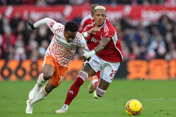 Blackpool 'dan Karamoko Dembl ve Nottingham Ormanı' ndan Danilo, 7 Ocak 2024 'te Nottingham City Ground, Nottingham, İngiltere' de oynanan Emirlikler Kupası 3. tur karşılaşmasında top için mücadele etti.