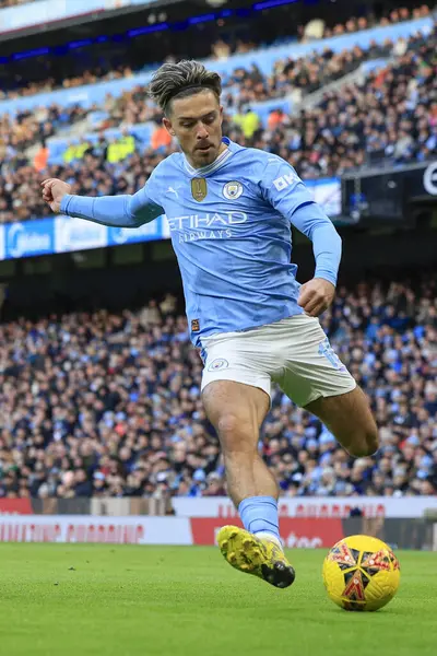 Manchester City 'den Jack Grealish, 7 Ocak 202' de Etihad Stadyumu 'nda oynanan Manchester City-Huddersfield Town maçında topu kontrol ediyor.