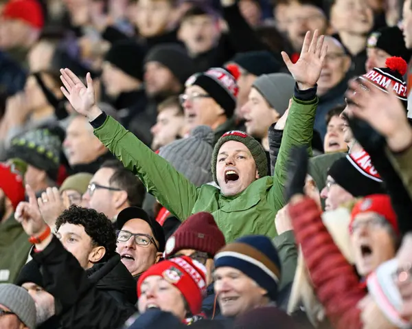 Wrexham taraftarları, 7 Ocak 202 'de Croud Meadow, Shrewsbury, İngiltere' de oynanan üçüncü tur müsabakasında, tam zamanlı sonucu kutlarken, tüm sesleriyle Wrexham taraftarlarını seslendirdiler.