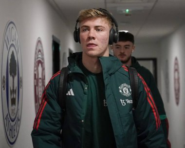 Manchester United takımından Rasmus Hjlund, 8 Ocak 2024 tarihinde Wigan, Wigan, İngiltere 'deki Manchester United' a karşı oynanan Emirates FA Cup üçüncü tur karşılaşmasından önce stadyuma geldi.