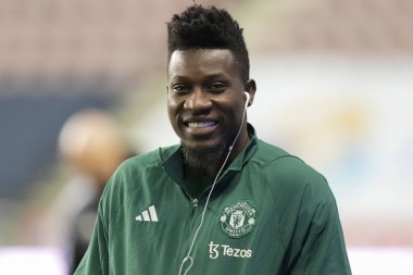 Manchester United takımından Andr Onana, 8 Ocak 2024 tarihinde İngiltere 'nin Wigan kentinde oynanan Wigan Atletizm Ligi üçüncü tur karşılaşmasından önce sahaya bakıyor.