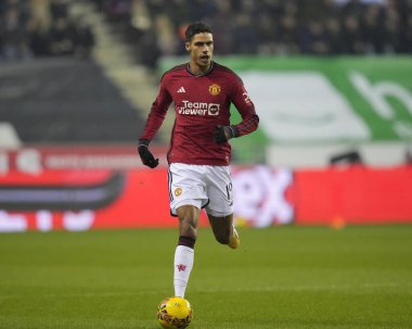 Manchester United takımından Raphal Varane, 8 Ocak 2024 tarihinde Wigan Atletizm ve Manchester United 'a karşı oynanan üçüncü tur karşılaşmasında, Wigan Stadyumu, Wigan, Birleşik Krallık