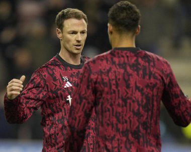 Manchester United takımından Jonny Evans, 8 Ocak 2024 'te İngiltere' nin Wigan kentinde oynanan Wigan Atletizm Ligi üçüncü tur karşılaşması öncesinde ısınan Manchester United 'ı selamlıyor.