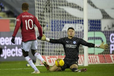 Wigan Athletic 'ten Sam Tickle, 8 Ocak 202' de İngiltere 'nin Wigan kentindeki Wigan Stadyumu' nda oynanan üçüncü tur Dünya Kupası karşılaşmasında Manchester United 'dan Marcus Rashford' dan kurtarıyor.