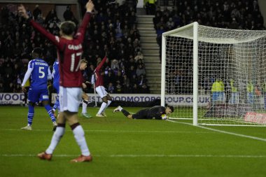 Wigan Athletic 'ten Sam Tickle, 8 Ocak 202' de İngiltere 'nin Wigan kentindeki Wigan Stadyumu' nda oynanan üçüncü tur Dünya Kupası karşılaşmasında Manchester United 'dan Marcus Rashford' dan kurtarıyor.