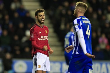 Manchester United takımından Bruno Fernandes, 8 Ocak 202 'de İngiltere' nin Wigan şehrindeki Wigan Stadyumu 'nda oynanan üçüncü tur Dünya Kupası karşılaşmasında 0-2' lik skoru kutluyor.