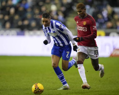 Manchester United 'dan Marcus Rashford, Wigan Atletizm Ligi' nden Sean Clare 'i 8 Ocak 202' de Wigan Atletizm Ligi 'nde yendi.