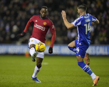 Wigan Athletic takımından Jordan Jones, Manchester United 'ın Wigan Stadyumu' nda oynanan ve 8 Ocak 202 tarihinde oynanan üçüncü tur Dünya Kupası karşılaşmasında Manchester United takımından Aaron Wan-Bissaka ile birlikte top için mücadele etmektedir.