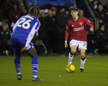 Manchester United takımından Facundo Pellistri, Wigan Athletic 'in 8 Ocak 202' de Wigan, Wigan, Birleşik Krallık 'ta Manchester United' a karşı oynanan üçüncü tur karşılaşmasında Baba Adeeko 'ya koşuyor.