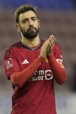 Manchester United takımından Bruno Fernandes, 8 Ocak 202 'de İngiltere' nin Wigan kentinde oynanan Wigan Atletizm Ligi üçüncü tur karşılaşması sonrasında taraftarları selamlıyor.