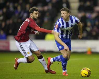 Wigan Athletic takımından Jason Kerr, 8 Ocak 202 'de Wigan Atletizm Ligi' nde Manchester United 'a karşı oynanan üçüncü tur karşılaşmasında Manchester United takımından Bruno Fernandes' in önünde dönüyor.