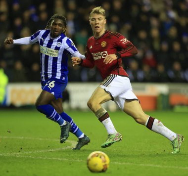 Manchester United takımından Rasmus Hojlund, 8 Ocak 202 'de İngiltere' nin Wigan kentinde oynanan Wigan Atletizm Ligi üçüncü tur karşılaşmasında pas verdi.