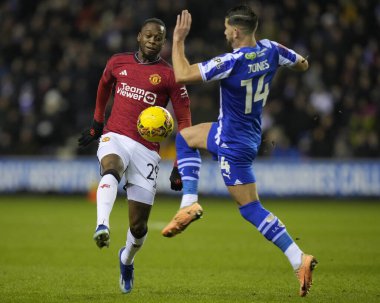 Wigan Athletic takımından Jordan Jones, Manchester United 'ın Wigan Stadyumu' nda oynanan ve 8 Ocak 202 tarihinde oynanan üçüncü tur Dünya Kupası karşılaşmasında Manchester United takımından Aaron Wan-Bissaka ile birlikte top için mücadele etmektedir.