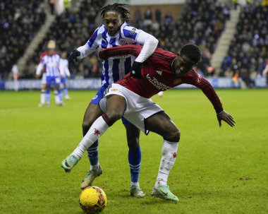 Wigan Athletic 'ten Martial Godo, 8 Ocak 202' de Wigan, İngiltere 'de bulunan Wigan Stadyumu' nda oynanan üçüncü tur Dünya Kupası karşılaşmasında Manchester United takımından Kobbie Mainoo ile birlikte top için yarışır.