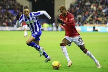 Manchester United takımından Marcus Rashford, Wigan Atletizm Ligi 'nden Sean Clare' i 8 Ocak 202 'de Wigan Atletizm Ligi' nde yendi.
