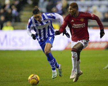 Manchester United 'dan Marcus Rashford, Wigan Atletizm Ligi' nden Sean Clare 'i 8 Ocak 2024' te Wigan Atletizm Ligi 'nde yendi.