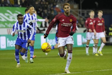 Manchester United takımından Marcus Rashford, 8 Ocak 2024 tarihinde İngiltere 'nin Wigan kentinde oynanan Wigan Atletizm Ligi üçüncü tur karşılaşmasında topu kovalıyor.