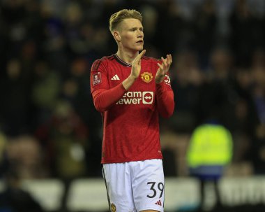 Manchester United takımından Scott McTominay, 8 Ocak 2024 tarihinde Wigan, Wigan, İngiltere 'deki Manchester United' a karşı oynanan üçüncü tur karşılaşmasının sonunda taraftarları alkışlıyor.