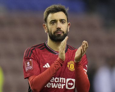 Manchester United takımından Bruno Fernandes, 8 Ocak 2024 'te İngiltere' nin Wigan kentinde oynanan Wigan Atletizm Ligi üçüncü tur karşılaşması sonrasında taraftarları selamlıyor.