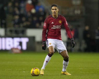 Manchester United takımından Raphal Varane, 8 Ocak 2024 tarihinde Wigan Atletizm ve Manchester United 'a karşı oynanan üçüncü tur karşılaşmasında, Wigan Stadyumu, Wigan, Birleşik Krallık