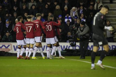 Manchester United takımından Diogo Dalot, 8 Ocak 2024 'te İngiltere' nin Wigan kentinde oynanan Wigan Atletizm Ligi üçüncü tur karşılaşmasında 0-1 'lik skoru kutluyor.