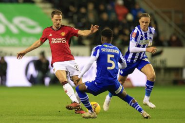 Manchester United takımından Jonny Evans, 8 Ocak 2024 'te İngiltere' nin Wigan kentinde oynanan Wigan Atletizm Ligi üçüncü tur karşılaşmasında pas verdi.