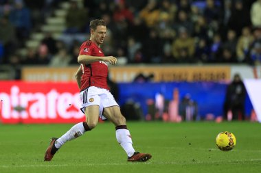 Manchester United takımından Jonny Evans, 8 Ocak 2024 'te İngiltere' nin Wigan kentinde oynanan Wigan Atletizm Ligi üçüncü tur karşılaşmasında pas verdi.