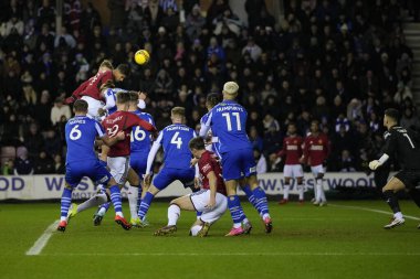 Manchester United takımından Raphal Varane, 8 Ocak 2024 'te İngiltere' nin Wigan kentinde oynanan Wigan Atletizm ve Manchester United karşılaşmasında üçüncü turda köşeden gol koğuşuna giriyor.