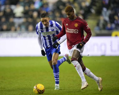 Manchester United 'dan Marcus Rashford, Wigan Atletizm Ligi' nden Sean Clare 'i 8 Ocak 2024' te Wigan Atletizm Ligi 'nde yendi.