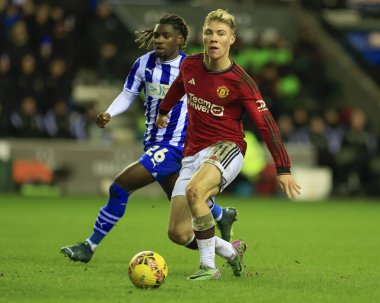 Manchester United takımından Rasmus Hojlund, 8 Ocak 2024 'te İngiltere' nin Wigan kentinde oynanan Wigan Atletizm Ligi üçüncü tur karşılaşmasında pas verdi.