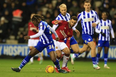 Manchester United 'dan Bruno Fernandes ve Wigan Atletizm Ligi' nden Baba Adeeko, 8 Ocak 2024 'te İngiltere' nin Wigan şehrinde oynanan Wigan Atletizm Ligi üçüncü tur karşılaşmasında top için mücadele etti.