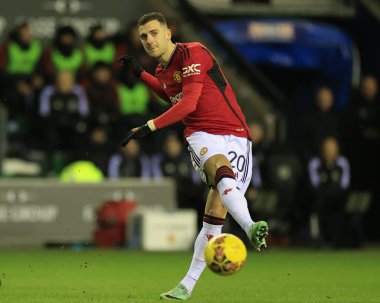 Manchester United takımından Diogo Dalot, 8 Ocak 2024 'te İngiltere' nin Wigan kentinde oynanan Wigan Atletizm Ligi üçüncü tur karşılaşmasında pas verdi.