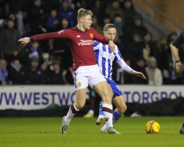 Wigan Athletic takımından Thelo Aasgaard, Wigan Atletic ile Manchester United 'ın Wigan Stadyumu' nda oynanan üçüncü tur karşılaşmasında Manchester United takımından Rasmus Hjlund ile birlikte mücadele etmektedir.