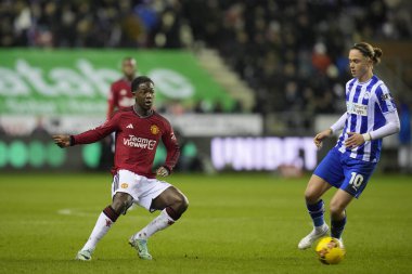 Manchester United takımından Kobbie Mainoo, 8 Ocak 2024 tarihinde Wigan, Wigan, İngiltere 'deki Wigan Stadyumu' nda oynanan ve Wigan FA Cup 'ın üçüncü tur karşılaşmasında Wigan Athletic' ten Thelo Aasgaard 'a karşı oynamıştır.