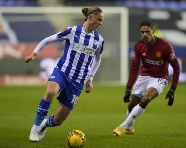 Wigan Athletic takımından Thelo Aasgaard, 8 Ocak 2024 'te Wigan United' ın Wigan Stadyumu 'nda oynanan üçüncü tur Dünya Kupası karşılaşmasında Manchester United' dan Raphal Varane 'i geçti.