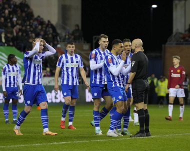 Wigan Athletic 'ten Josh Magennis, 8 Ocak 2024' te Wigan, İngiltere 'deki Wigan Stadyumu' nda oynanan ve Manchester United 'a karşı oynanan üçüncü tur karşılaşmasında Manchester United' a ceza verdi.