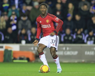 Manchester United takımından Kobbie Mainoo, 8 Ocak 2024 tarihinde İngiltere 'nin Wigan şehrinde oynanan Wigan Atletizm Ligi üçüncü tur karşılaşmasında pas verdi.