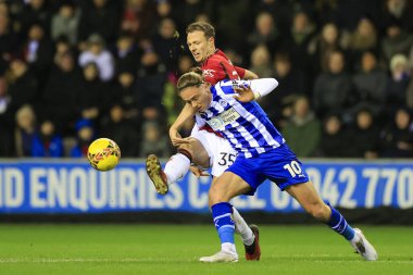 Manchester United 'dan Jonny Evans ve Wigan Aasgaard' dan Thelo Aasgaard, 8 Ocak 2024 'te İngiltere' nin Wigan Stadyumu 'nda oynanan 3.