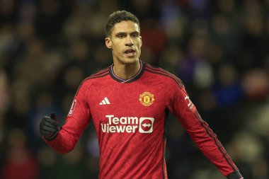 Manchester United takımından Raphael Varane, 8 Ocak 2024 tarihinde Wigan Atletizm ve Manchester United 'a karşı oynanan üçüncü tur karşılaşmasında, Wigan Stadyumu, Wigan, Birleşik Krallık