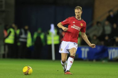 Manchester United takımından Jonny Evans, 8 Ocak 2024 'te İngiltere' nin Wigan kentinde oynanan Wigan Atletizm Ligi üçüncü tur karşılaşmasında pas verdi.