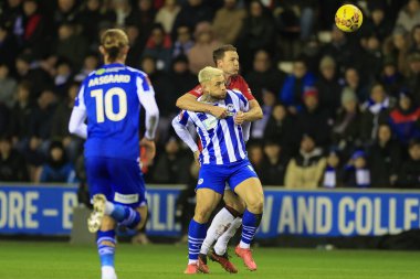 Manchester United 'dan Jonny Evans ve Wigan Atletizm Ligi' nden Stephen Humphrys, 8 Ocak 2024 'te İngiltere' nin Wigan Stadyumu 'nda oynanan Wigan Atletizm Ligi üçüncü tur karşılaşmasında top için mücadele etti.