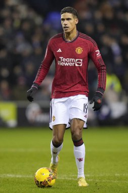 Manchester United takımından Raphal Varane, 8 Ocak 2024 tarihinde Wigan Atletizm ve Manchester United 'a karşı oynanan üçüncü tur karşılaşmasında, Wigan Stadyumu, Wigan, Birleşik Krallık
