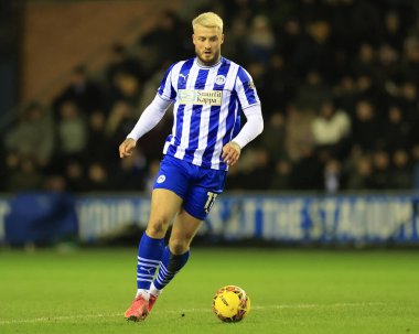 Wigan Atletizm takımından Stephen Humphrys, 8 Ocak 2024 tarihinde Wigan, İngiltere 'deki Wigan Stadyumu' nda oynanan, Wigan Atletizm Şampiyonası üçüncü tur karşılaşmasında topla koşar.