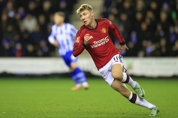 Manchester United takımından Rasmus Hojlund, Birleşik Krallık 'ın başkenti Wigan Stadyumu' nda oynanan üçüncü tur karşılaşmasında Wigan Athletic ile Manchester United 'ın karşılaşmasını izledi.