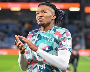 Luton Town 'dan Gabriel Osho, 12 Ocak 2024' te İngiltere 'nin Burnley kentinde oynanan Premier Lig karşılaşması öncesinde oynanan ısınma öncesi seyircileri alkışlıyor. 