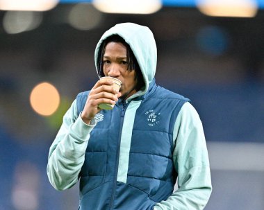 Luton Town 'dan Gabriel Osho, Premier Lig maçı öncesi sahada içki içiyor. Burnley, Burnley, İngiltere' de 12 Ocak 2024 'te oynanan Luton Town maçında. 